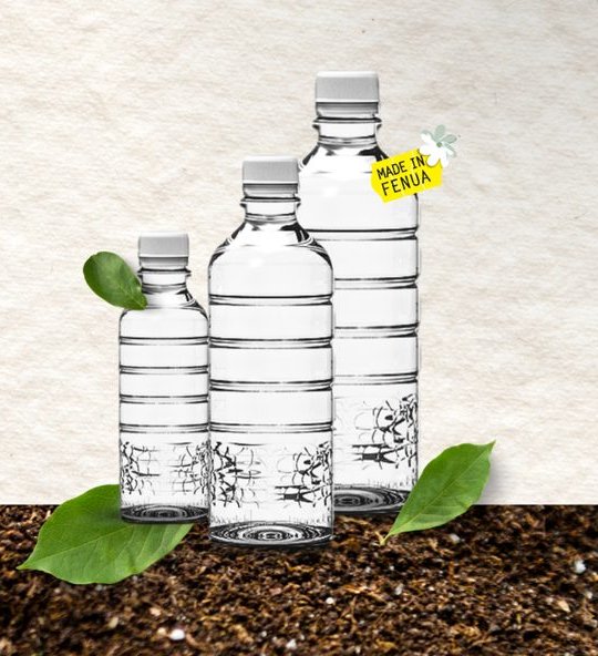 Trois bouteilles végétales Biopack posées sur la terre, étiquette Made in fenua